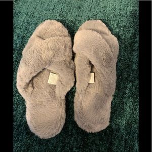 Bear Paw Slip-On House Shoes Size 5-6, gray, faux fur